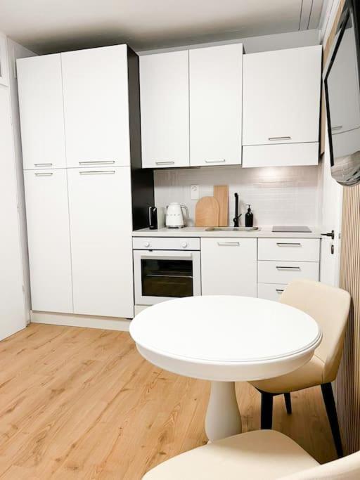 Bright Tiny Studio - Shared Pool & Sauna - Free Parking - Air Condition Muralto Exterior photo